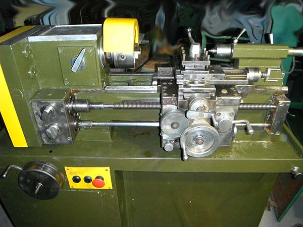 16У03п Загальний вигляд токарно-гвинторізного верстата